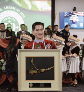 Saúl Jiménez-Sandoval with Hmong qeej